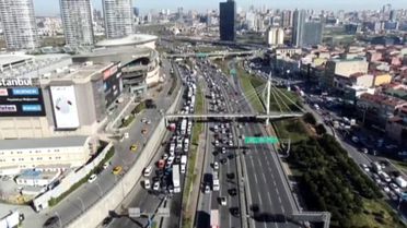 Mahmutbey Gişelerinde tatil trafiği havadan görüntülendi