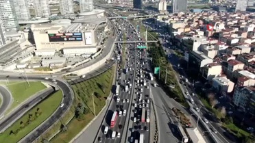 Mahmutbey Gişelerinde tatil trafiği havadan görüntülendi