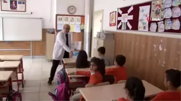 Öğrencilerini bilinçlendirmek için 1 gecede 'Korona virüs tatil kitabı' bastı