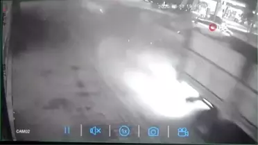 Önce kamyona sonra elektrik direğine çarptı...Kaza anı kamerada