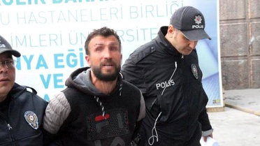 Ablasını öldürdü, sağlık kontrolüne götürülürken şarkı söyledi