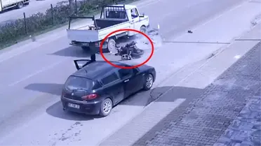 Kamyonetin altında 50 metre sürüklenen motosiklet sürücüsü, hayatta kaldığına inanamadı