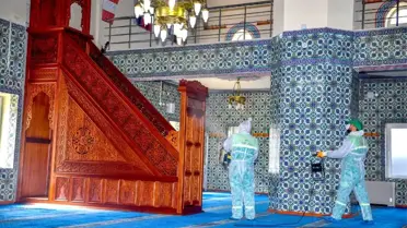 İbadethaneler Koronavirüse karşı ilaçlanıyor