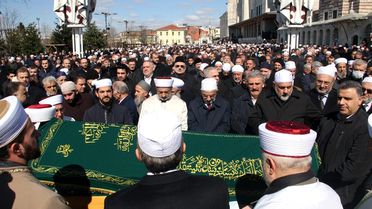 Abdullah Ustaosmanoğlu'nun cenazesinde koronavirüs uyarıları dikkate alınmadı