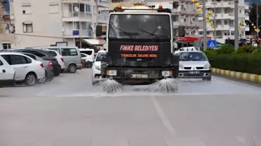 Finike'de bulvar ve ana caddeler temizlendi