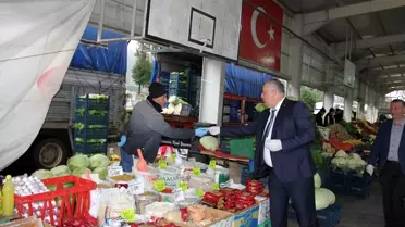 Söğütlü Belediyesi halk pazarında maske ve eldiven dağıttı