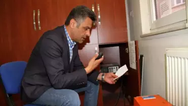 Belediye başkanı vatandaşların toplanmalarını önlemek için anonsun başına geçti