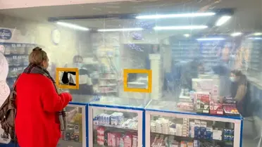 Bilecik'te eczacıdan korona virüse karşı naylonlu önlem