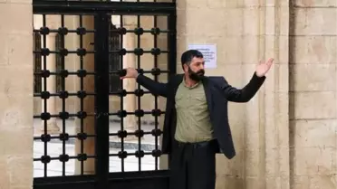 Caminin kilitli kapısını zorlayan cemaati polis engelledi