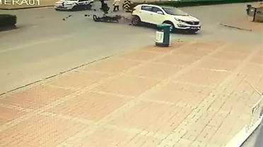 Kasksız motosiklet sürücüsü ölümden döndü