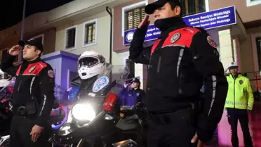 Sağlık çalışanlarına alkışlı destek: Polis de sirenlerle destek verdi