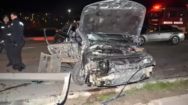 Bandırma'da otomobil aydınlatma direğine çarptı: 3 yaralı