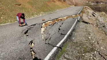 Sason'da çöken yol vatandaşlar tarafından trafiğe kapatıldı