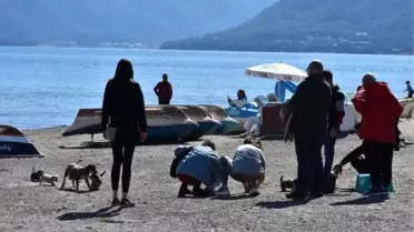 Sıcak hava koronavirüsü unutturdu, sahiller doldu