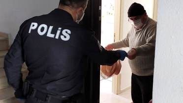 Aksaray'da yaşlı ve hastaların ihtiyaçlarını polis ekipleri karşıladı