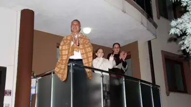 Başkan Babaoğlu ailesi ve komşularıyla birlikte alkış gönderip, vatandaşlara seslendi