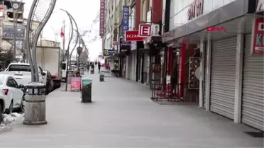 Hakkari'de esnaf, 'Evde kal' çağrısına uyarak kepenk açmadı