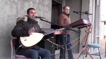 Aşıklar evden çıkmayanlar için balkondan moral konseri verdi
