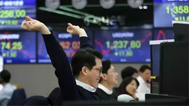 Dow Jones Endeksi 1933'ten beri en sert yükselişini gerçekleştirdi, Asya borsaları da yükselişte