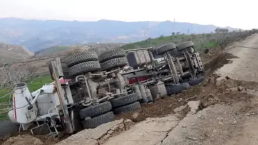 Siirt'te toprak yolun çökmesi sonucu kamyon devrildi: 1 yaralı