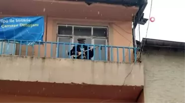 96 yaşındaki dede curasını aldı, balkondan 'evde kalın' mesajı verdi