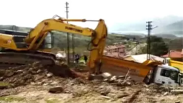 Ağır hasarlı evlerin kontrollü şekilde yıkımı devam ediyor