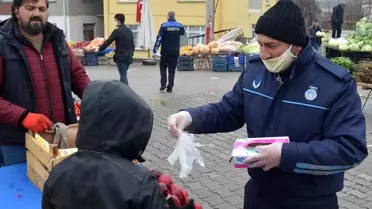 Ladik'te pazar esnafı ve vatandaşlara eldiven dağıtıldı