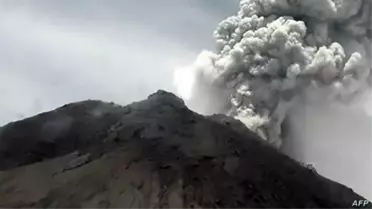 Endonezya'da yanardağ patlaması: Merapi Volkanı 5 km yükseğe kül püskürttü