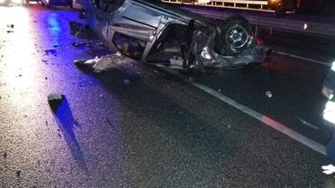 Salihli'de otomobil bariyere çarpıp takla attı: 1 ölü, 3 yaralı