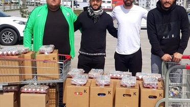 Serik Belediyesporlu futbolculardan ihtiyaç sahibi vatandaşlara gıda yardımı