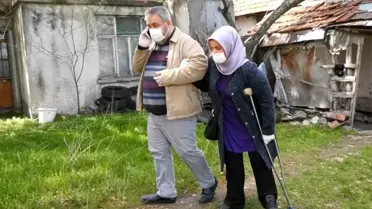 Engelli muhtar, görme engelli eşiyle birlikte sokağa çıkamayanların yardımına koşuyor