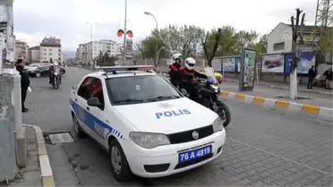 Polis sokak sokak dolaşarak vatandaşlara 'Evde kal' çağrısı yapıyor