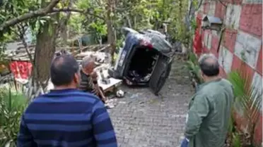 Adana'da otomobil evin bahçesine devrildi: 2 yaralı