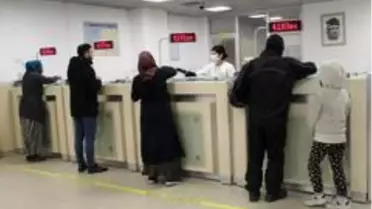 İstanbul'da vatandaşlar, 1000 TL'lik sosyal yardım parasını almak için PTT'ye akın etti