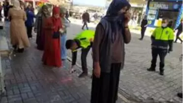 Kuyrukta sosyal mesafeye çizgili önlem