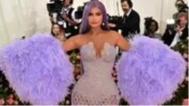 Kylie Jenner, koronavirüsle mücadele için kozmetik yerine el dezenfektanı üretmeye başladı