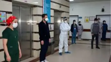 Sağlık çalışanları Prof. Dr. Cemil Taşçıoğlu için saygı duruşunda bulundu