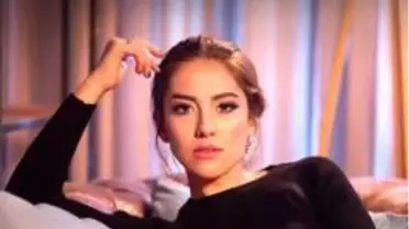Şarkıcı İpek Demir vatandaşa maske dağıttı
