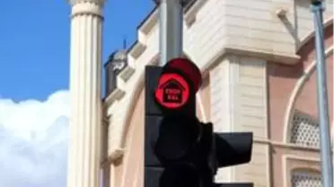 Suriye sınırında trafik ışıklarıyla 'eve' git mesajı