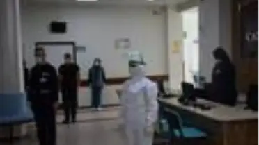 Tatvan'da sağlık çalışanları, hayatını kaybedenler anısına saygı duruşunda bulundu