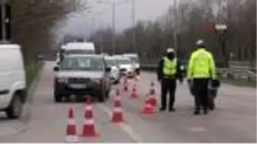 Trafik polisleri araçları tek tek durdurarak, vatandaşları evde kalmaları için uyardı