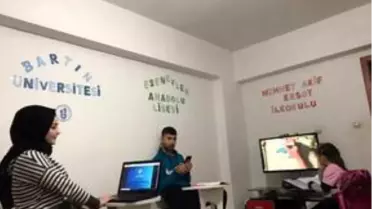 Üç farklı sınıfta okuyan üç kardeş aynı odada uzaktan eğitim görüyor