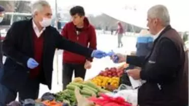Başkan Akağaç esnafa eldiven ve maske dağıttı