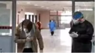 Erzurum'da koronavirüs tedavisi biten 20 kişi, alkışlarla taburcu oldu
