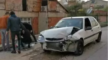 Kocaeli'de çarpışan iki otomobilin sürücüleri yaralandı