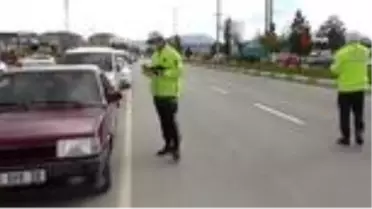 Polisin korona virüs denetimleri sırasında uzun araç kuyrukları oluştu