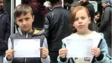 İkiz kardeşler, tablet almak için topladıkları paraları 'Biz Bize Yeteriz' kampanyasına bağışladı