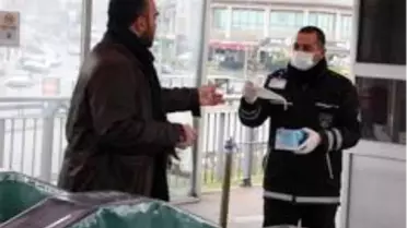 İstanbul'da toplu taşımayı kullananlara maske dağıtılıyor