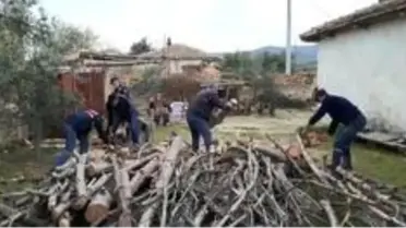 Şehit annesinin odunlarını jandarma kırdı