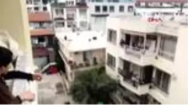 MUĞLA Marmaris'te kız çocuğuna komşularından balkonlardan sürpriz doğum günü